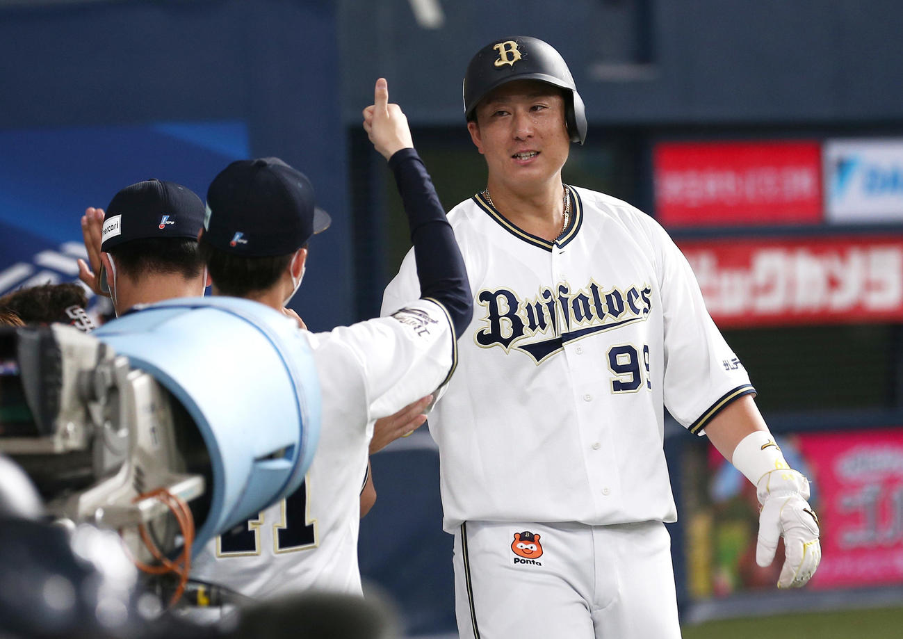 オリックス対中日　5回裏オリックス1死二塁、杉本（右）はT－岡田の右前適時打で生還にナインの出迎えに笑顔を見せる（撮影・上山淳一）