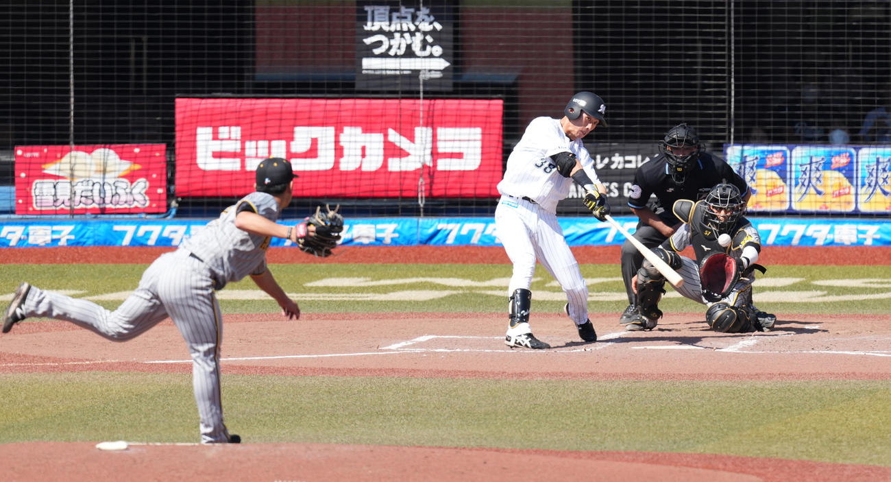 ロッテ対阪神　2回裏ロッテ2死一、二塁、高部に先制の左適時打を打たれる伊藤将（撮影・菅敏）