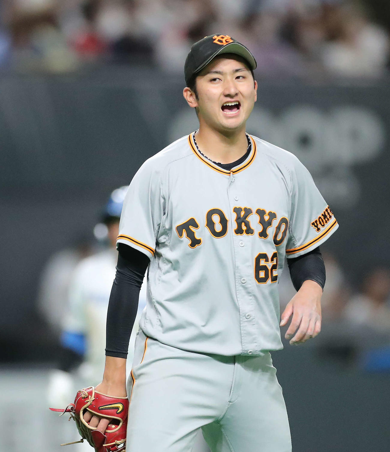 日本ハム対巨人　3回裏日本ハム2死二塁、万波を左飛に抑え笑顔を見せる横川（撮影・河田真司）