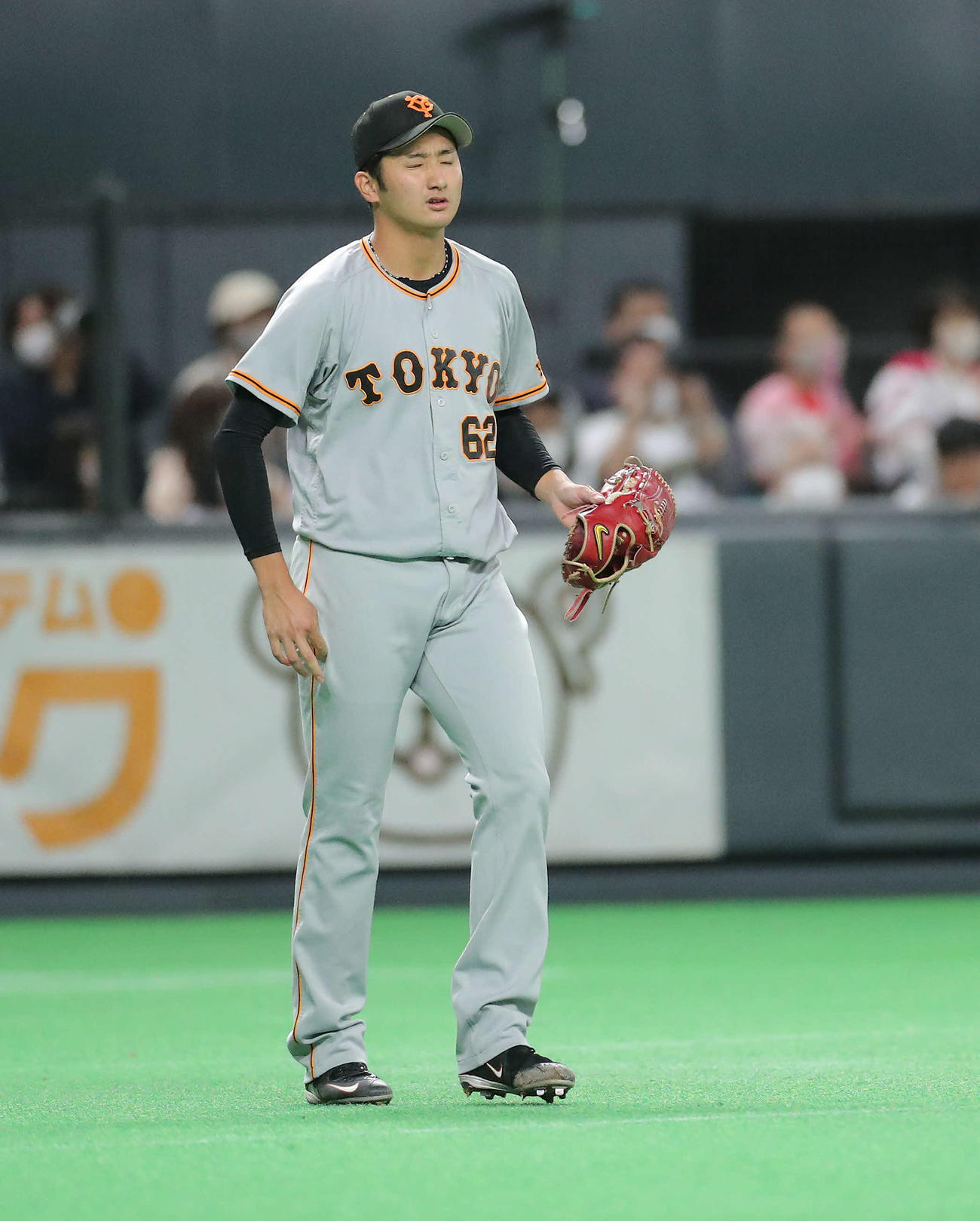 日本ハム対巨人　1回裏日本ハム無死一塁、上川畑に右前打を許し、浮かない表情の横川（撮影・河田真司）