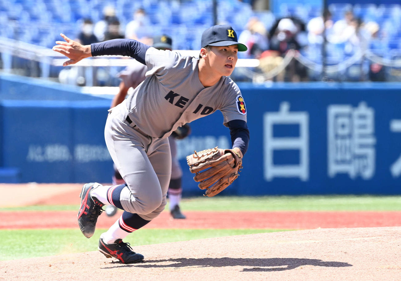 慶大対早大　1回裏早大無死、熊田の一ゴロに反応する外丸（撮影・山崎安昭）