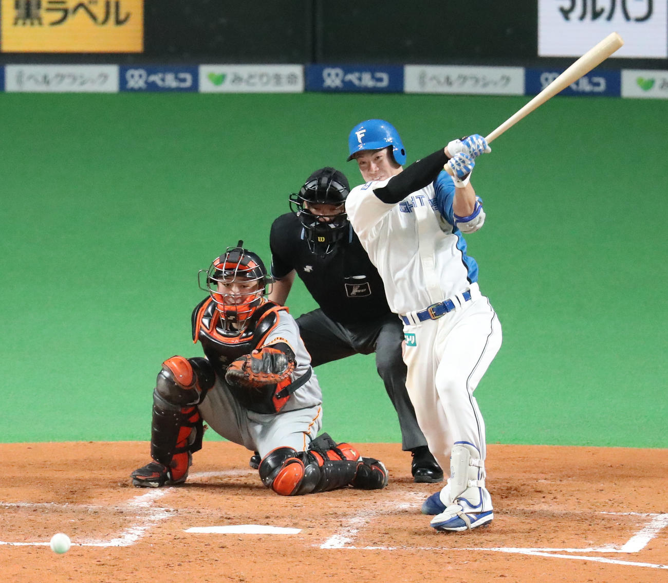 日本ハム対巨人　4回裏日本ハム無死満塁、松本剛は中前適時打を放つ（撮影・佐藤翔太）