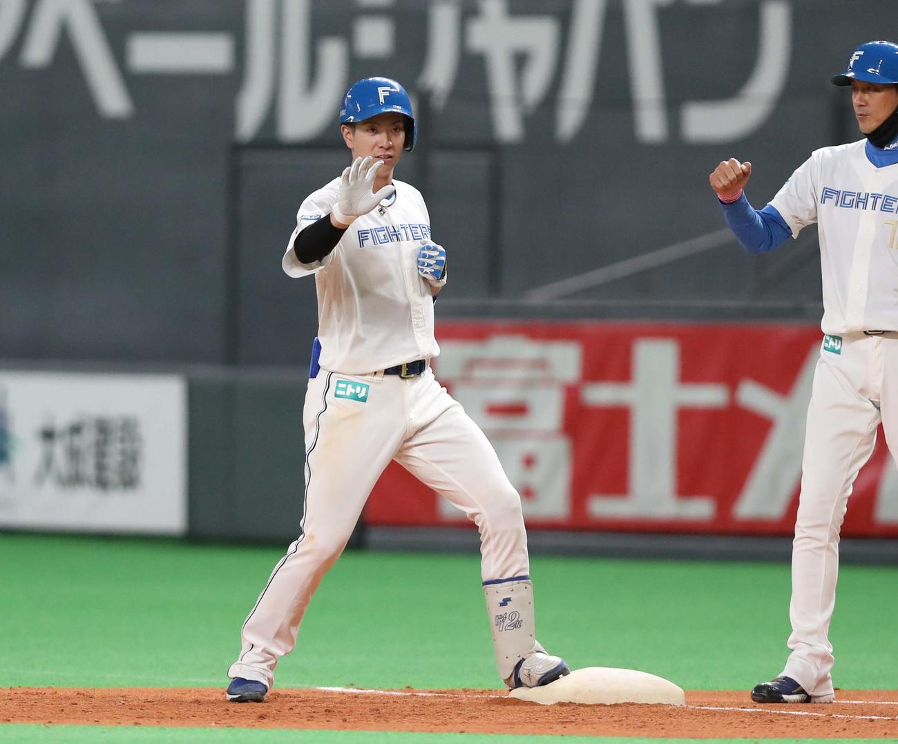 日本ハム対巨人　4回裏日本ハム無死満塁、中前適時打を放ちポーズをとる松本剛（撮影・黒川智章）