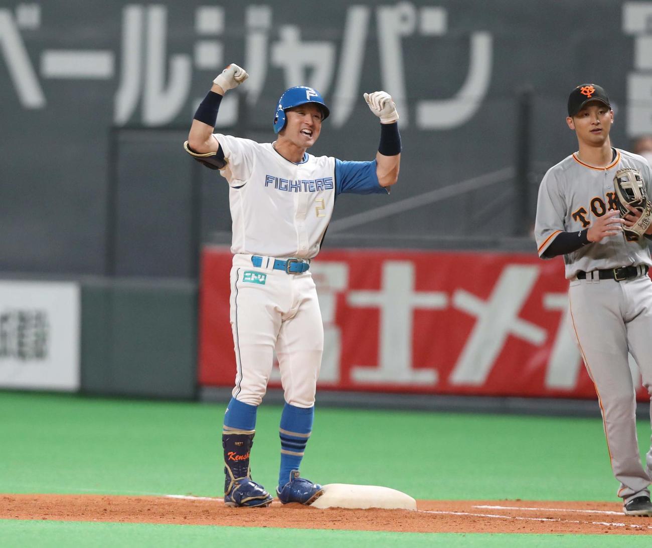 日本ハム対巨人　4回裏日本ハム無死満塁、右前適時打を放ちガッツポーズの杉谷（撮影・黒川智章）