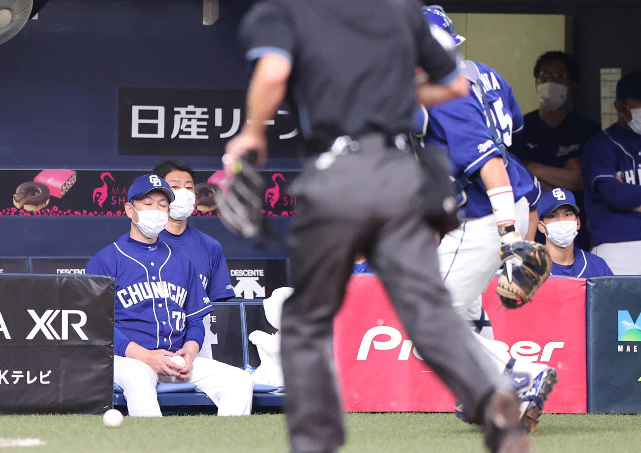 オリックス対中日　2回裏オリックス1死一塁、立浪監督（左）は打者伏見の時、柳の暴投で進塁を許しガックリする（撮影・上山淳一）
