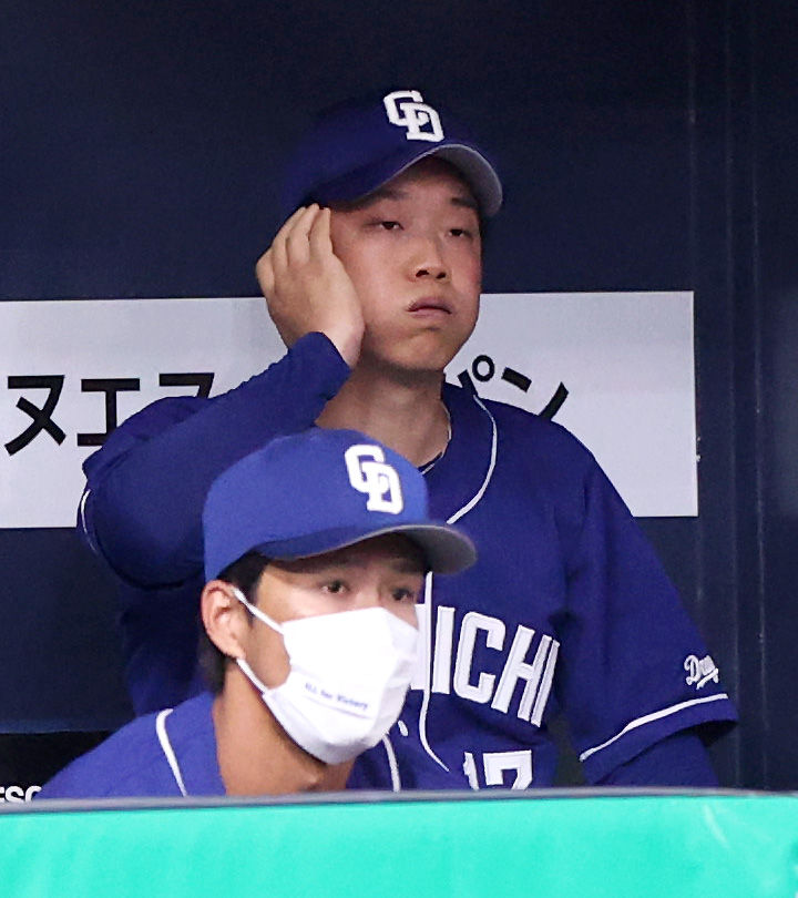 オリックス対中日　3回裏オリックス1死満塁、柳（奥）は伏見に左犠飛を打たれ降板となる（撮影・上山淳一）