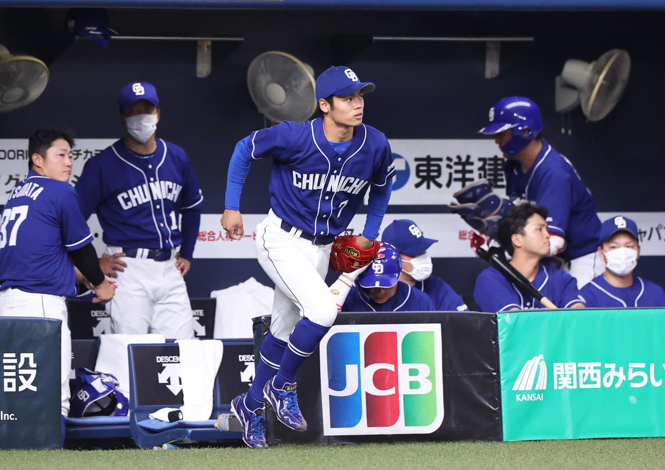 オリックス対中日　8回裏、中日根尾（手前）がマウンドへ向かう（撮影・上山淳一）