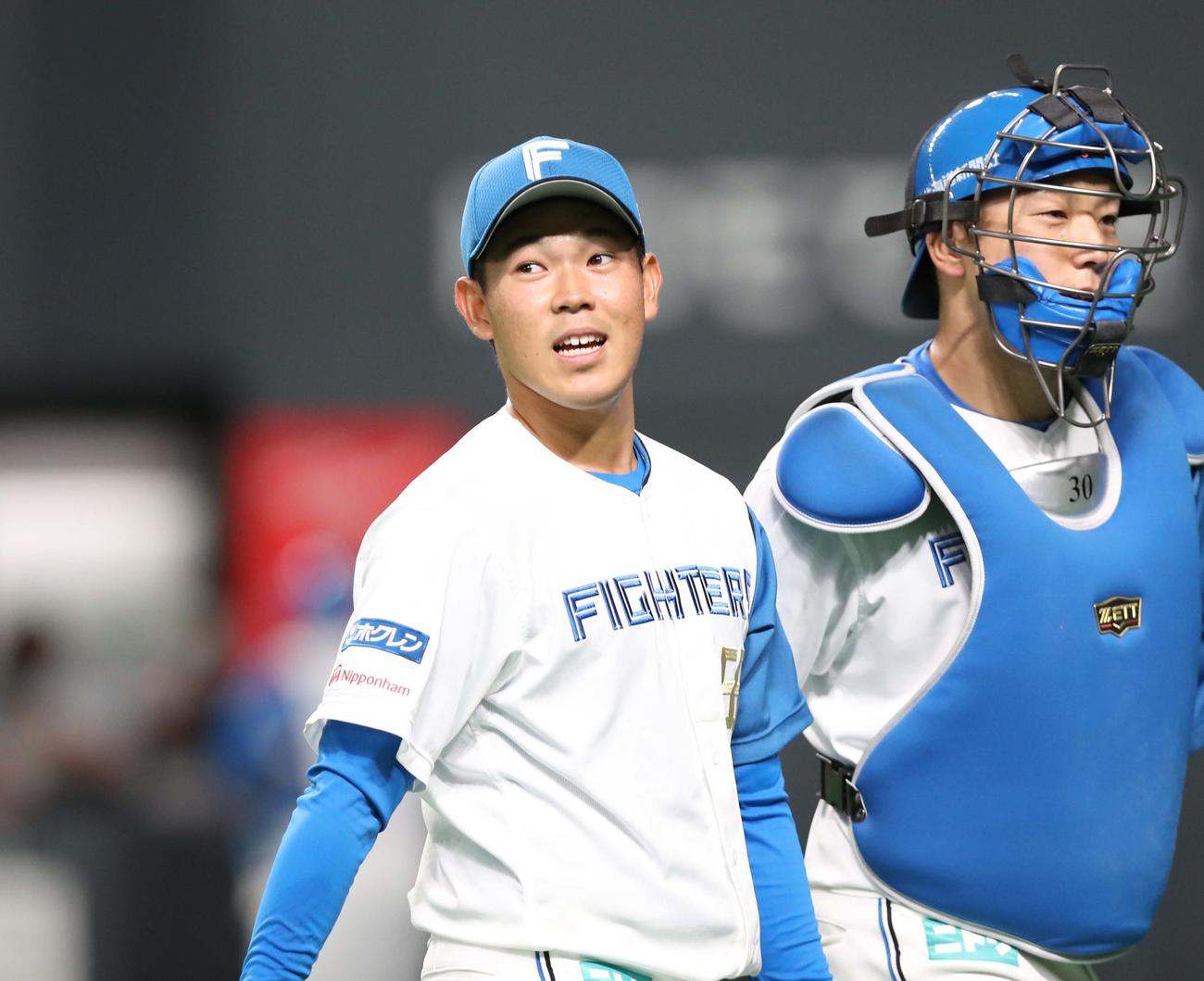 日本ハム対巨人　5回を投げ終えホッとした表情で引き揚げる根本（撮影・黒川智章）