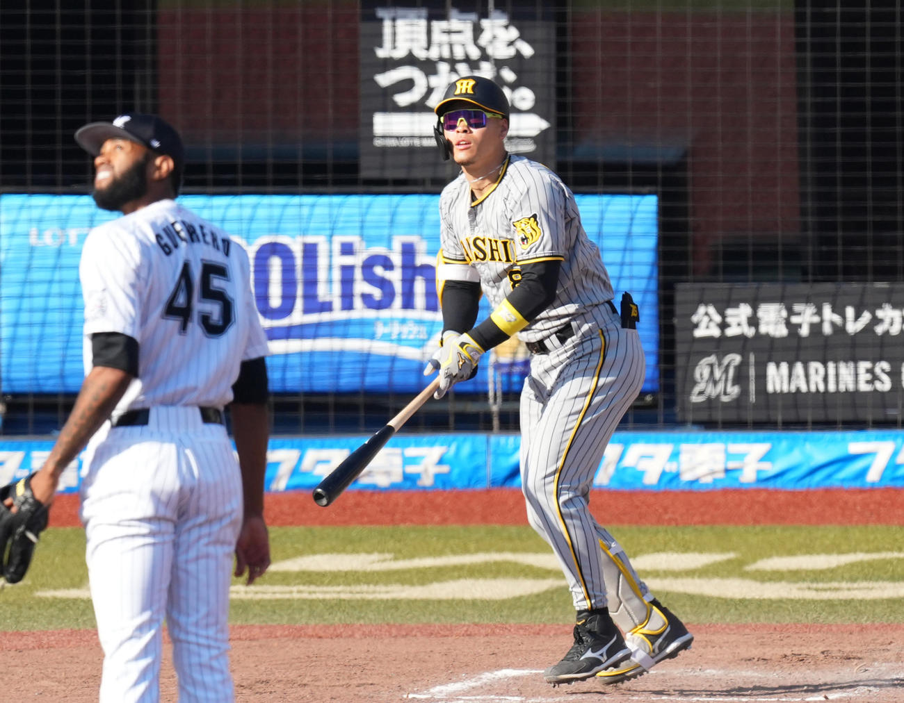 ロッテ対阪神　8回表阪神1死二塁、右越えに2点本塁打を放つ佐藤輝。投手ゲレロ（撮影・菅敏）