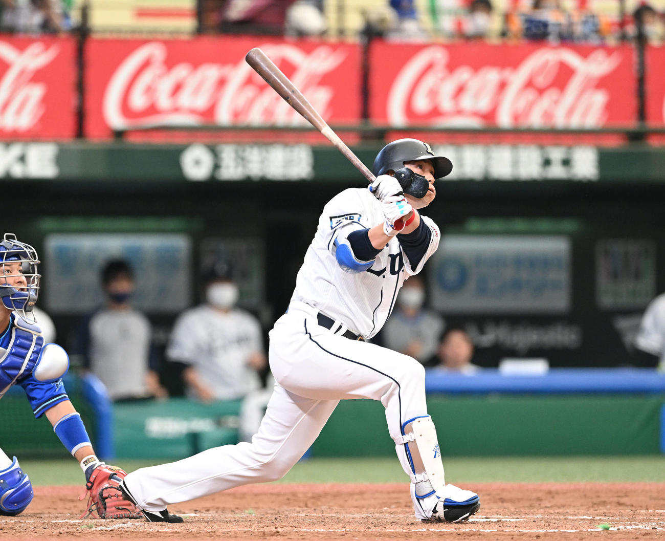 西武対DeNA 9回裏西武無死、栗山は右越えにサヨナラ本塁打を放つ（撮影・滝沢徹郎）