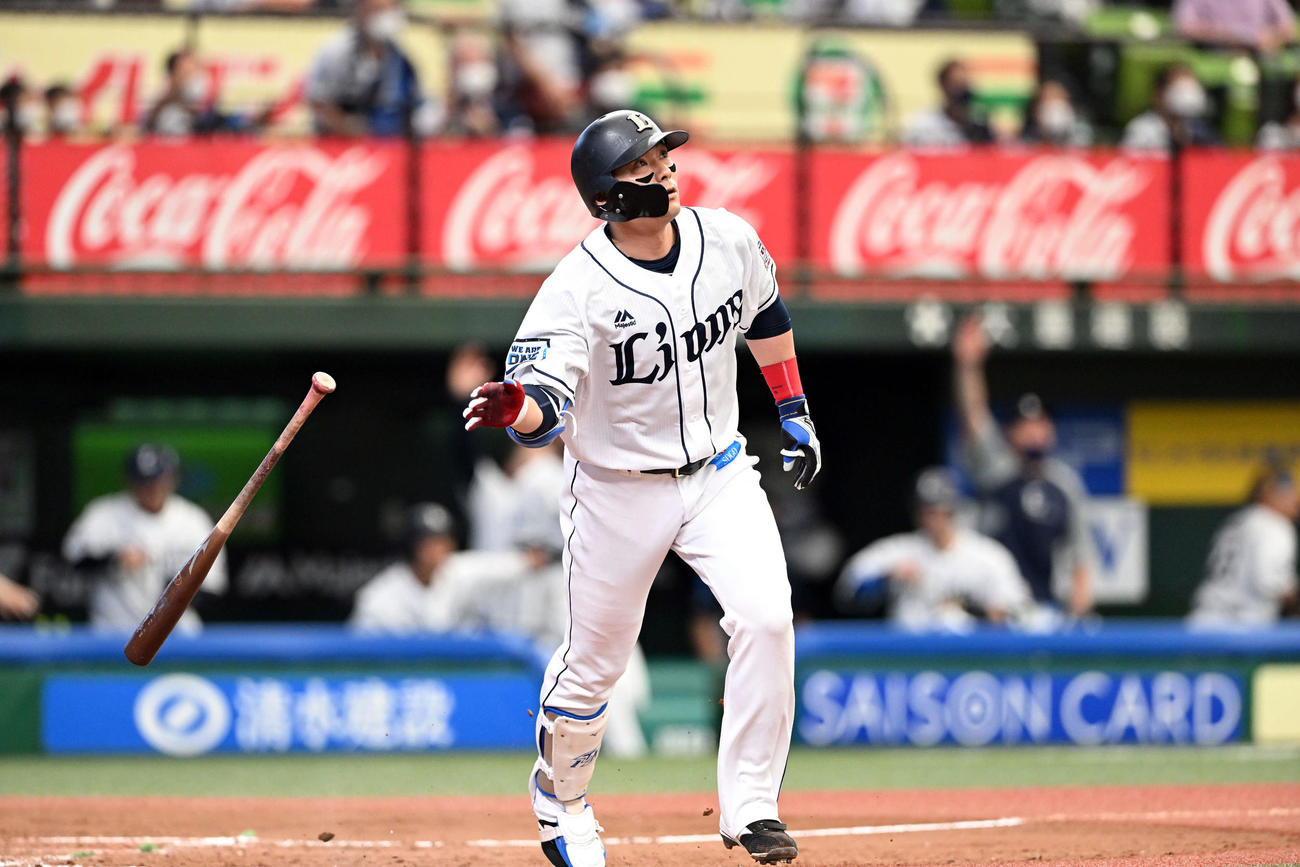 西武対DeNA 9回裏西武無死、栗山は右越えにサヨナラ本塁打を放つ（撮影・滝沢徹郎）