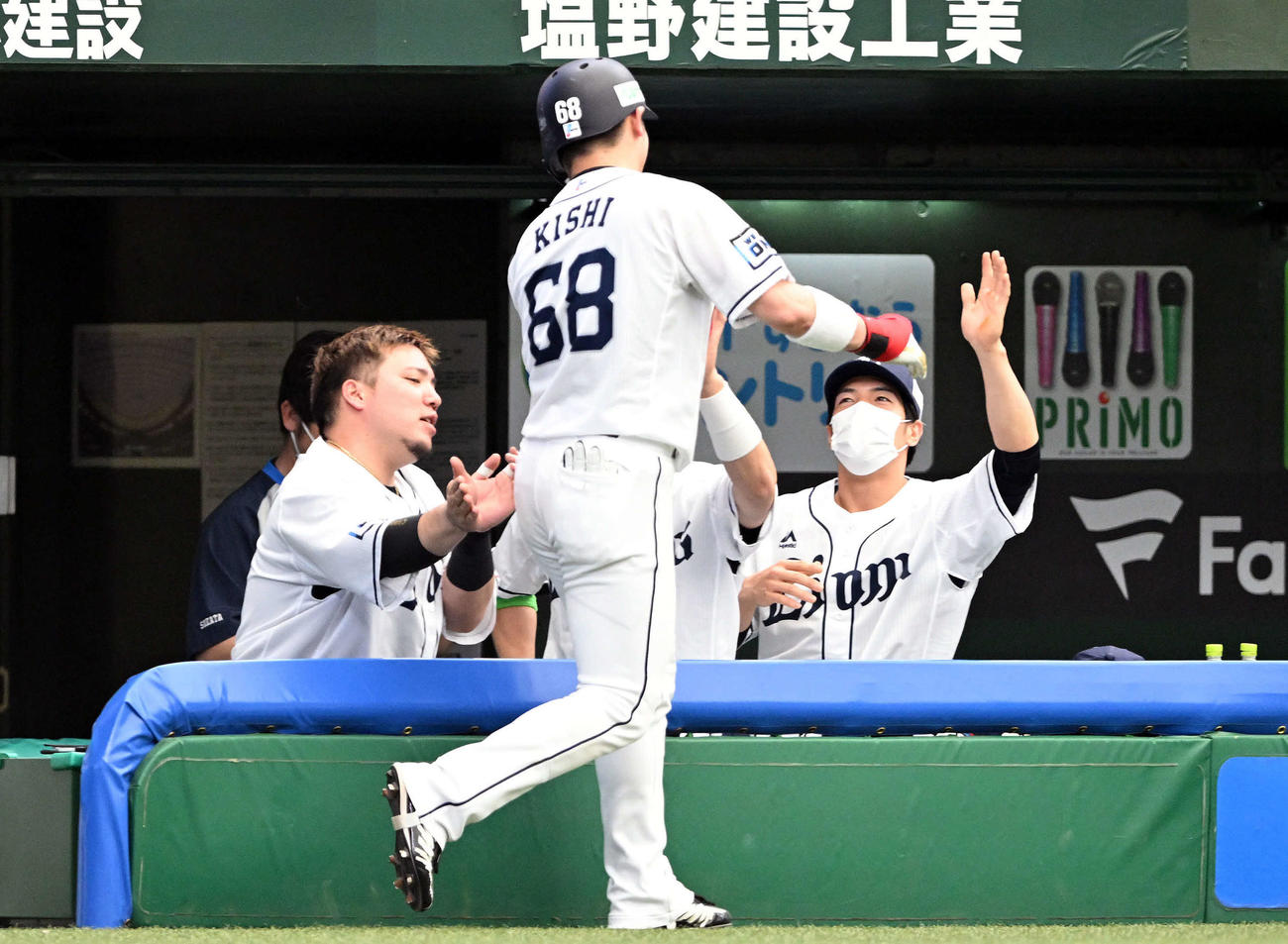 西武対DeNA 4回裏西武1死、ソロ本塁打を放った岸（手前）を祝福する山川（左）ら（撮影・滝沢徹郎）