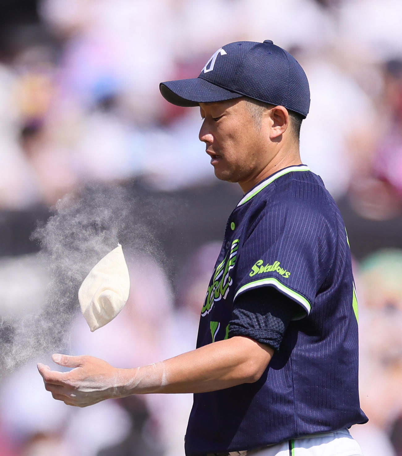 楽天対ヤクルト　マウンドでロジンに手をやり浮かない表情を見せるヤクルト石川（撮影・足立雅史）