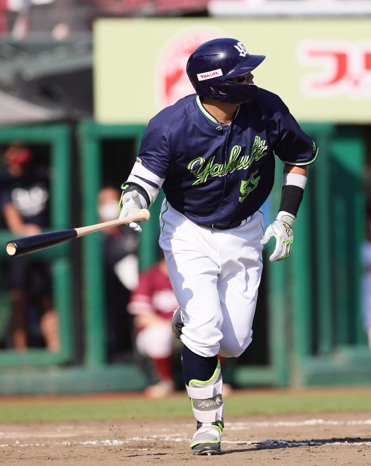 楽天対ヤクルト　9回表ヤクルト無死、左中間への本塁打を放つ村上（撮影・足立雅史）