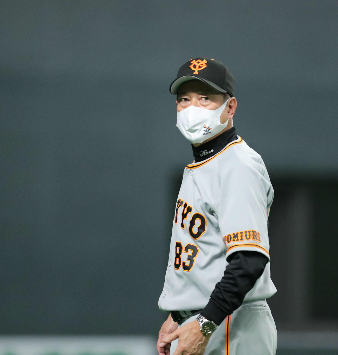 日本ハム対巨人　8回表を終え、浮かない表情の原監督（撮影・河田真司）