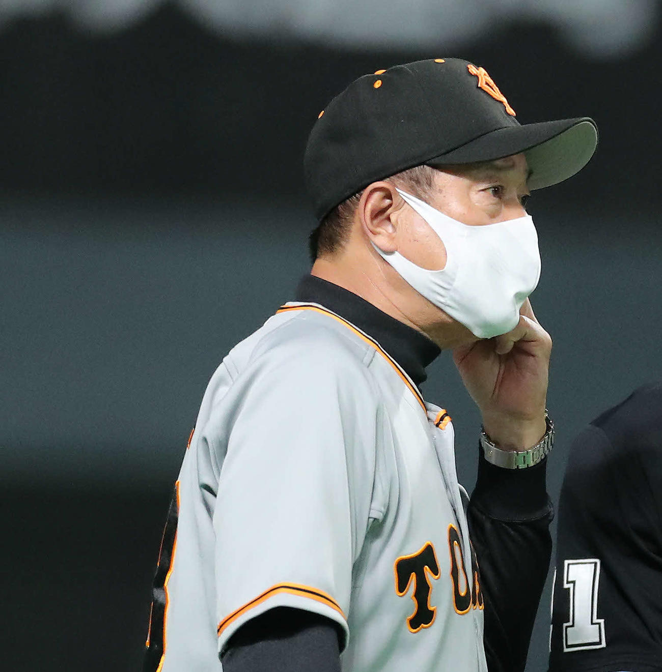日本ハム対巨人　8回表を終え、険しい表情で選手交代を告げる巨人原監督（撮影・河田真司）