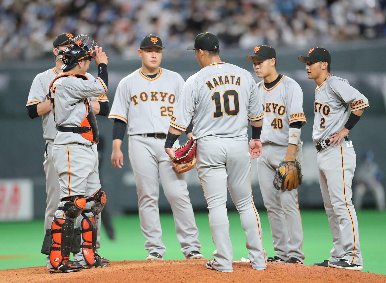 日本ハム対巨人　4回裏日本ハム無死満塁、マウンドに集まる巨人ナイン（撮影・河田真司）