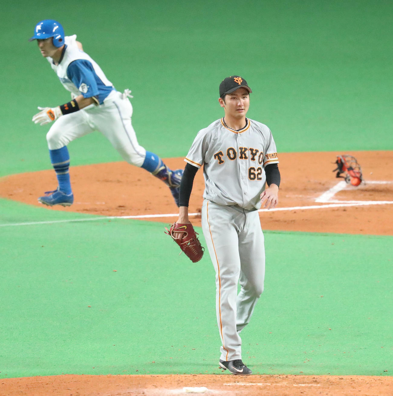 日本ハム対巨人　2回裏日本ハム1死二、三塁、杉谷の遊ゴロの間に三走今川が生還し勝ち越す横川（撮影・佐藤翔太）