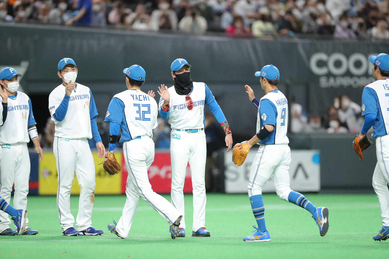 日本ハム対巨人　巨人に勝利し、選手たちを迎える新庄監督（中央）（撮影・河田真司）