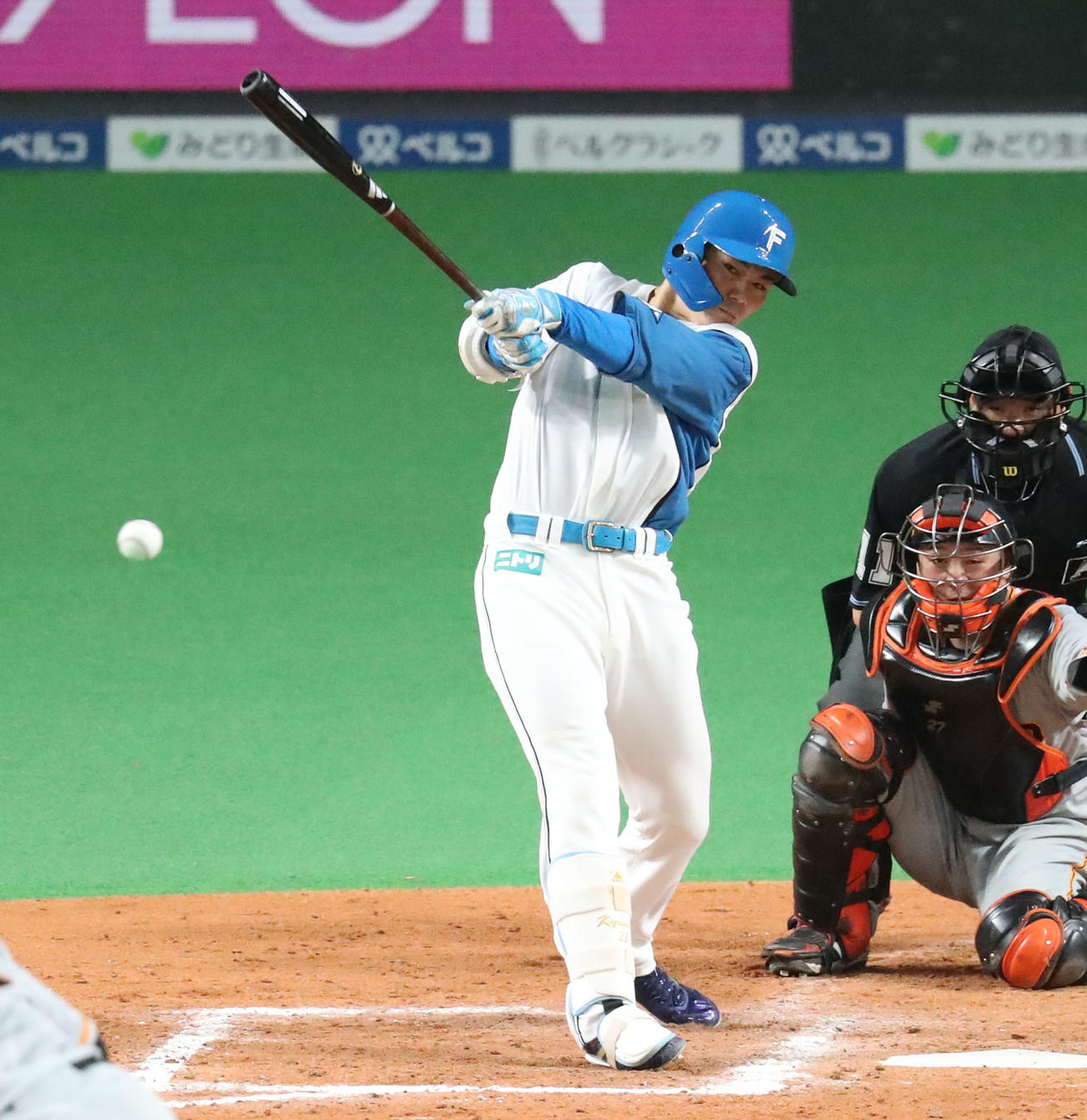 日本ハム対巨人　8回裏日本ハム2死、清宮は中前打を放つ撮影・佐藤翔太）