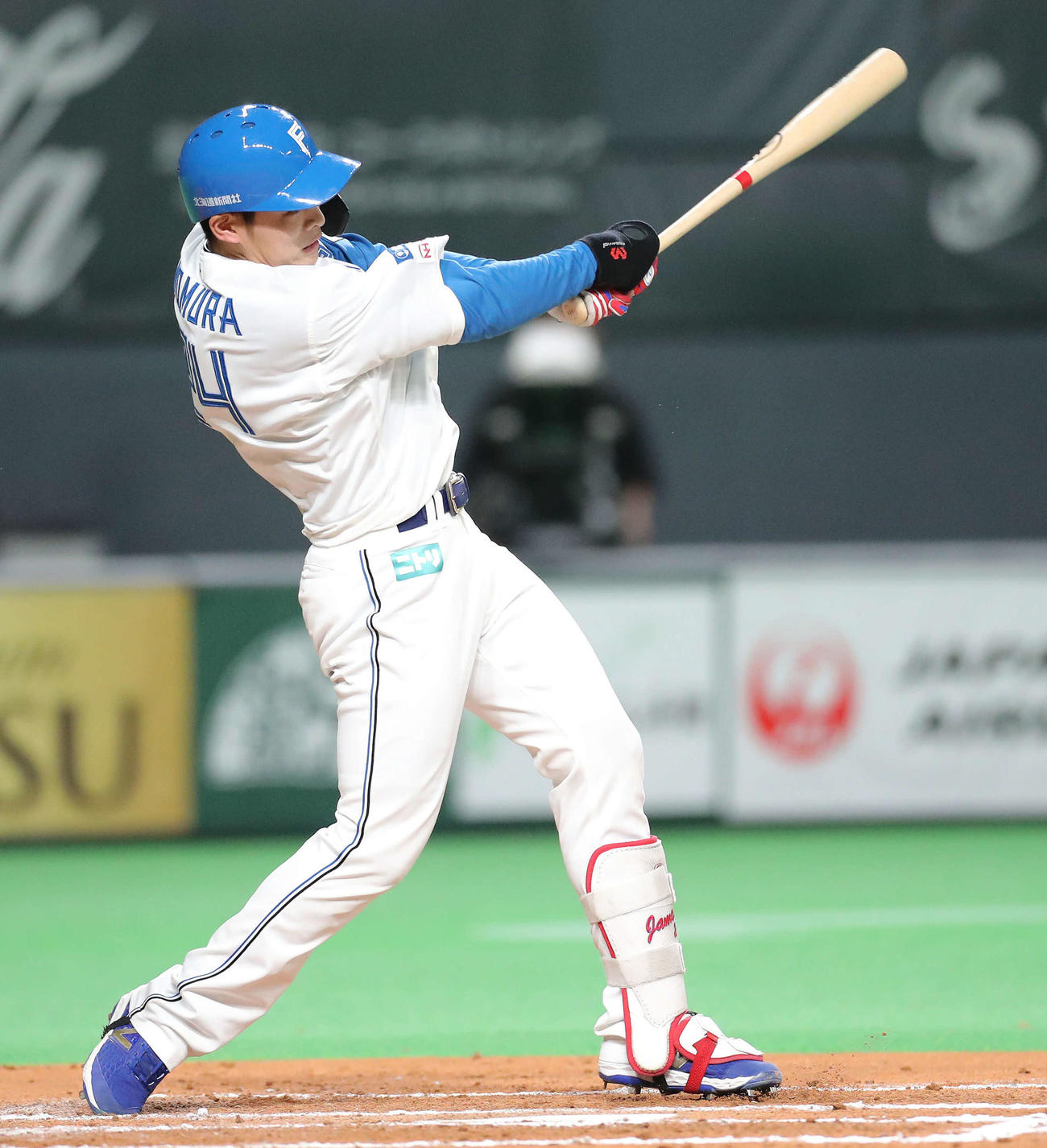 日本ハム対巨人　6回裏日本ハム2死二塁、中越え適時三塁打を放つ野村（撮影・河田真司）