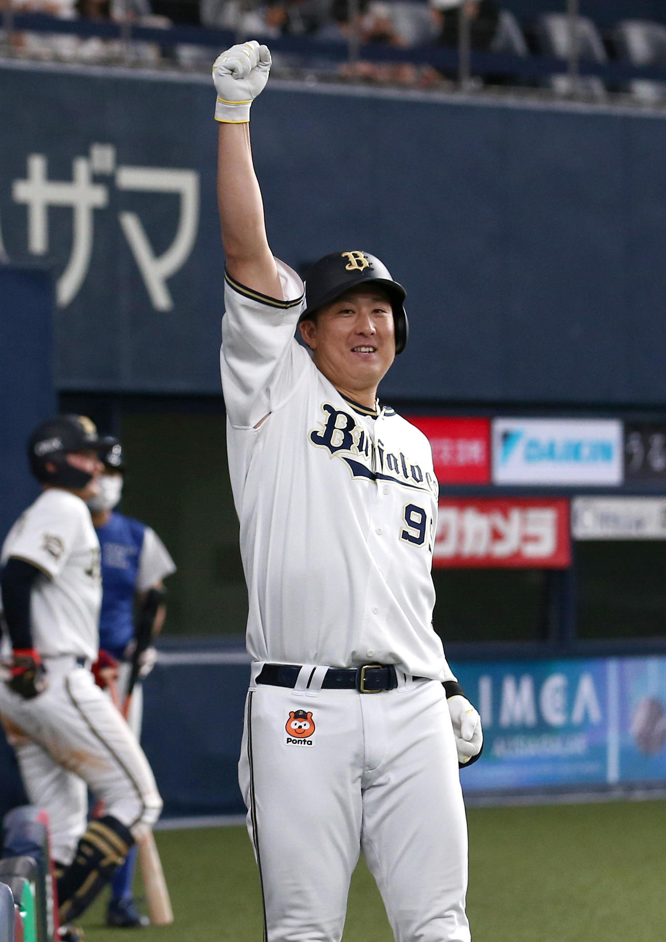 オリックス対中日　7回裏オリックス1死、杉本は左中間越え本塁打を放ち「昇天ポーズ」を決める（撮影・上山淳一）