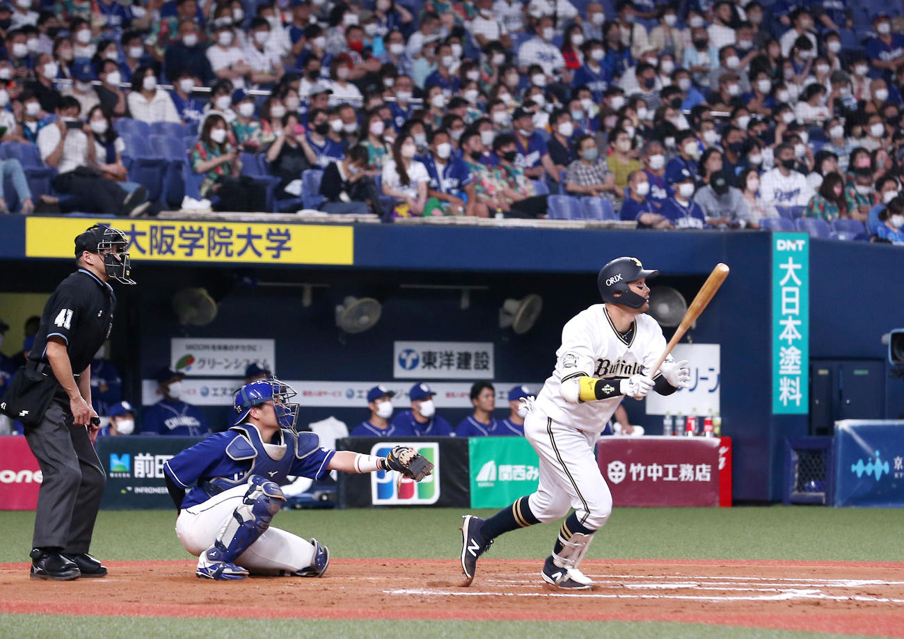 オリックス対中日　7回裏オリックス1死、T－岡田（右）は右中間越え本塁打を放つ（撮影・上山淳一）