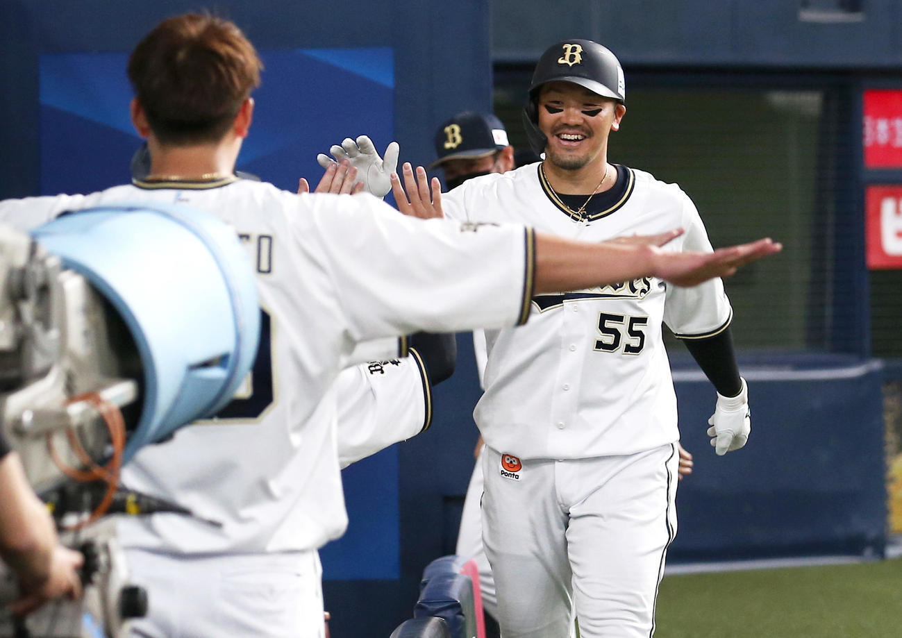 オリックス対中日　7回裏オリックス1死、T－岡田（右）は右中間越え本塁打を放ちナインの出迎えに笑顔を見せる（撮影・上山淳一）