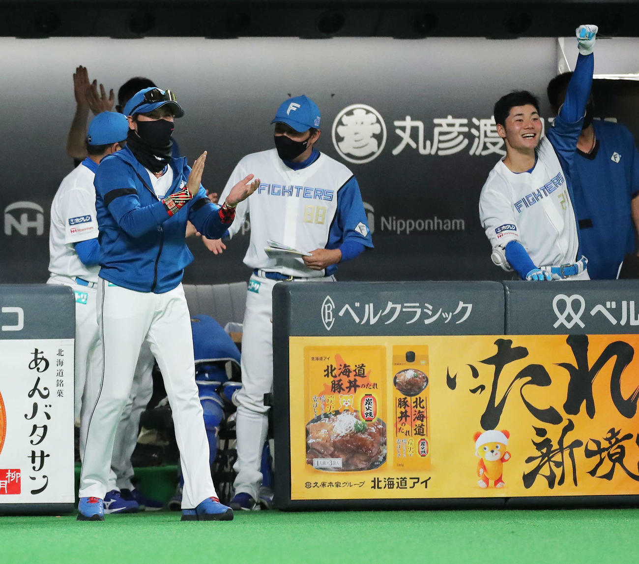 日本ハム対巨人　4回裏日本ハム無死満塁、杉谷が右前適時打を放ち、笑顔で拍手する新庄監督（撮影・河田真司）