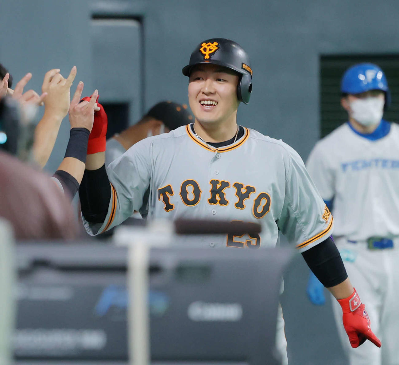 日本ハム対巨人　2回表巨人無死、右越えに通算150号本塁打を放ち、ベンチナインの祝福を受ける岡本和（撮影・河田真司）