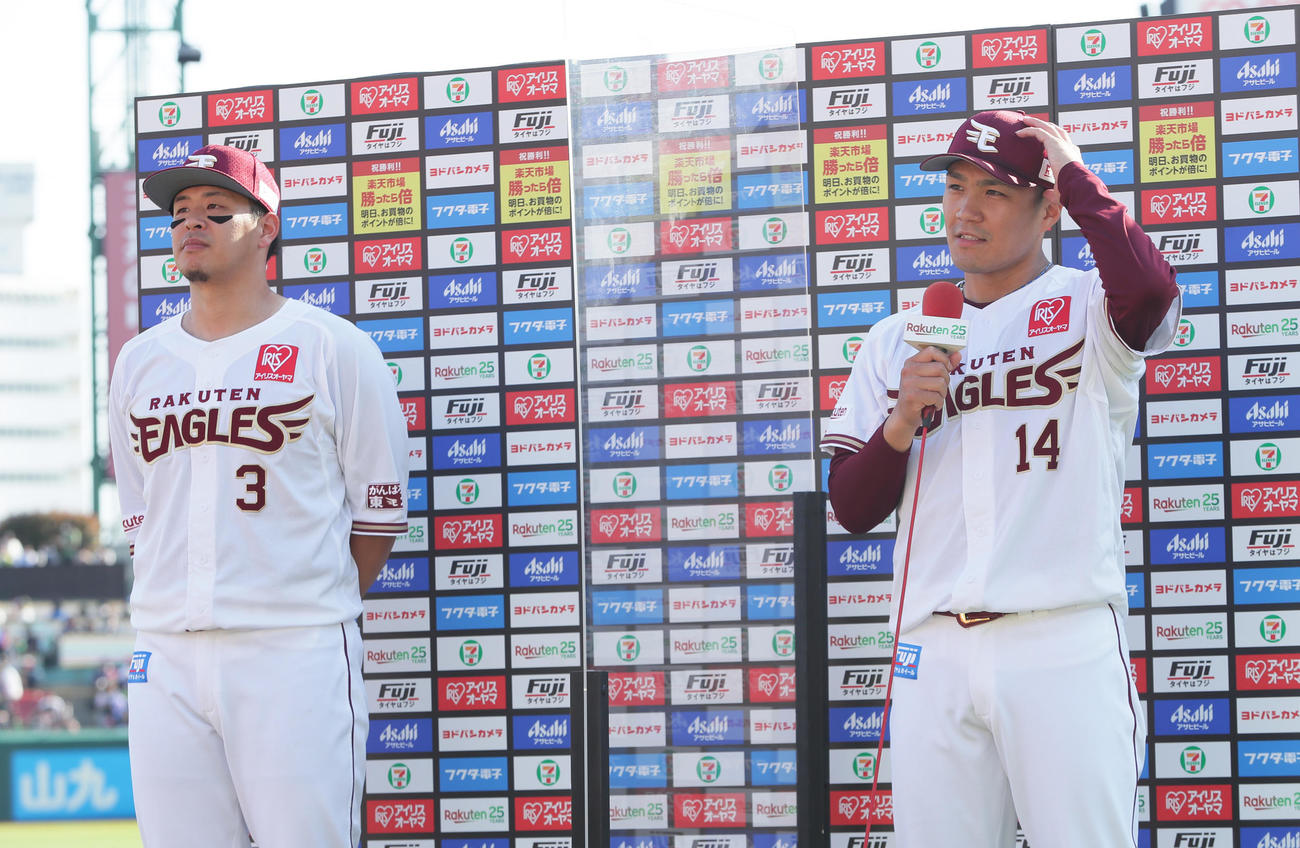 楽天対ヤクルト　ヒーローインタビューを受ける楽天の浅村（左）と則本（撮影・足立雅史）