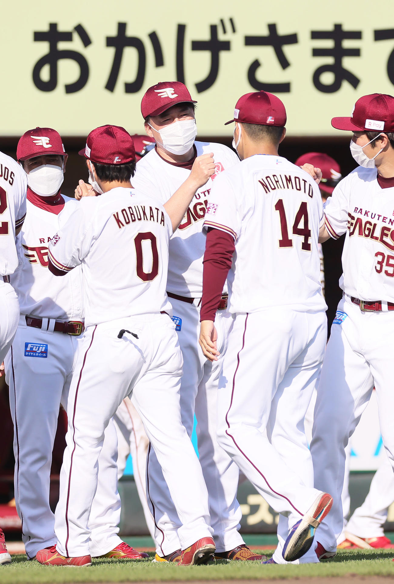 楽天対ヤクルト　8回無失点で勝利を挙げた楽天則本（中央右）をタッチで迎える石井GM兼監督（同左）（撮影・足立雅史）