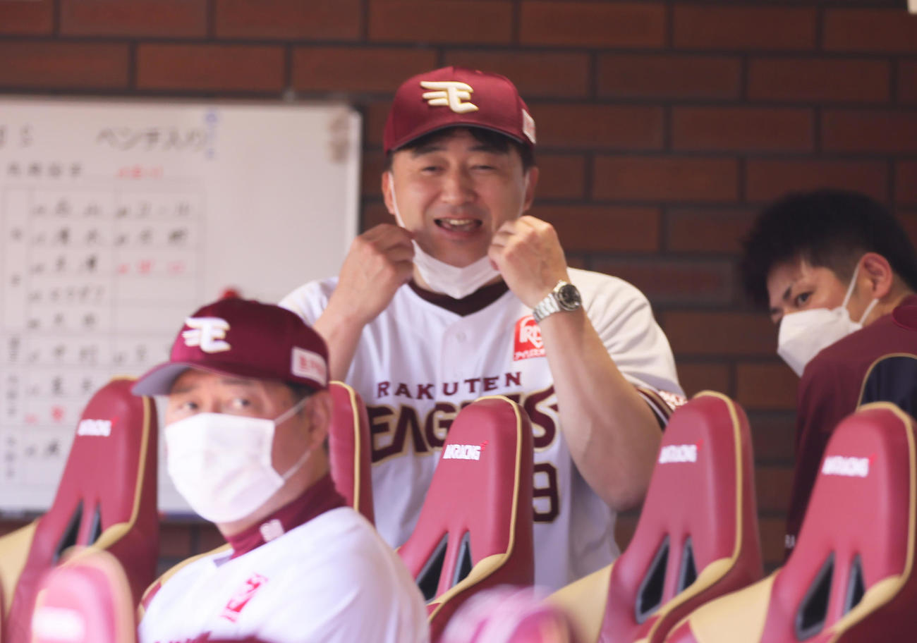 楽天対ヤクルト　ベンチで笑顔を見せる楽天石井GM兼監督（撮影・足立雅史）