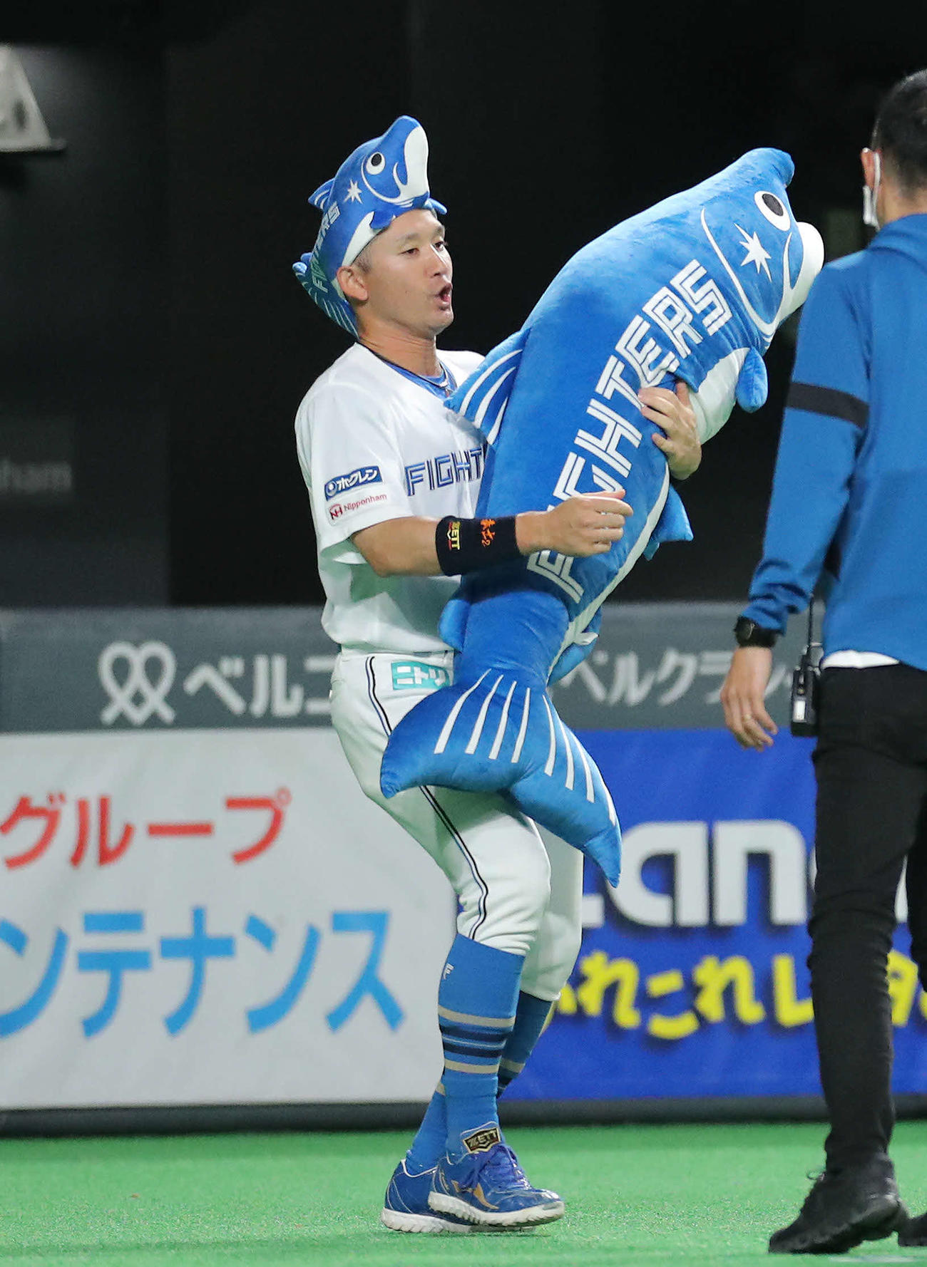 巨人に勝利し、ヒーローインタビューでは「しゃけまる」のかぶり物と、ぬいぐるみを抱えながら登場する杉谷（撮影・河田真司）