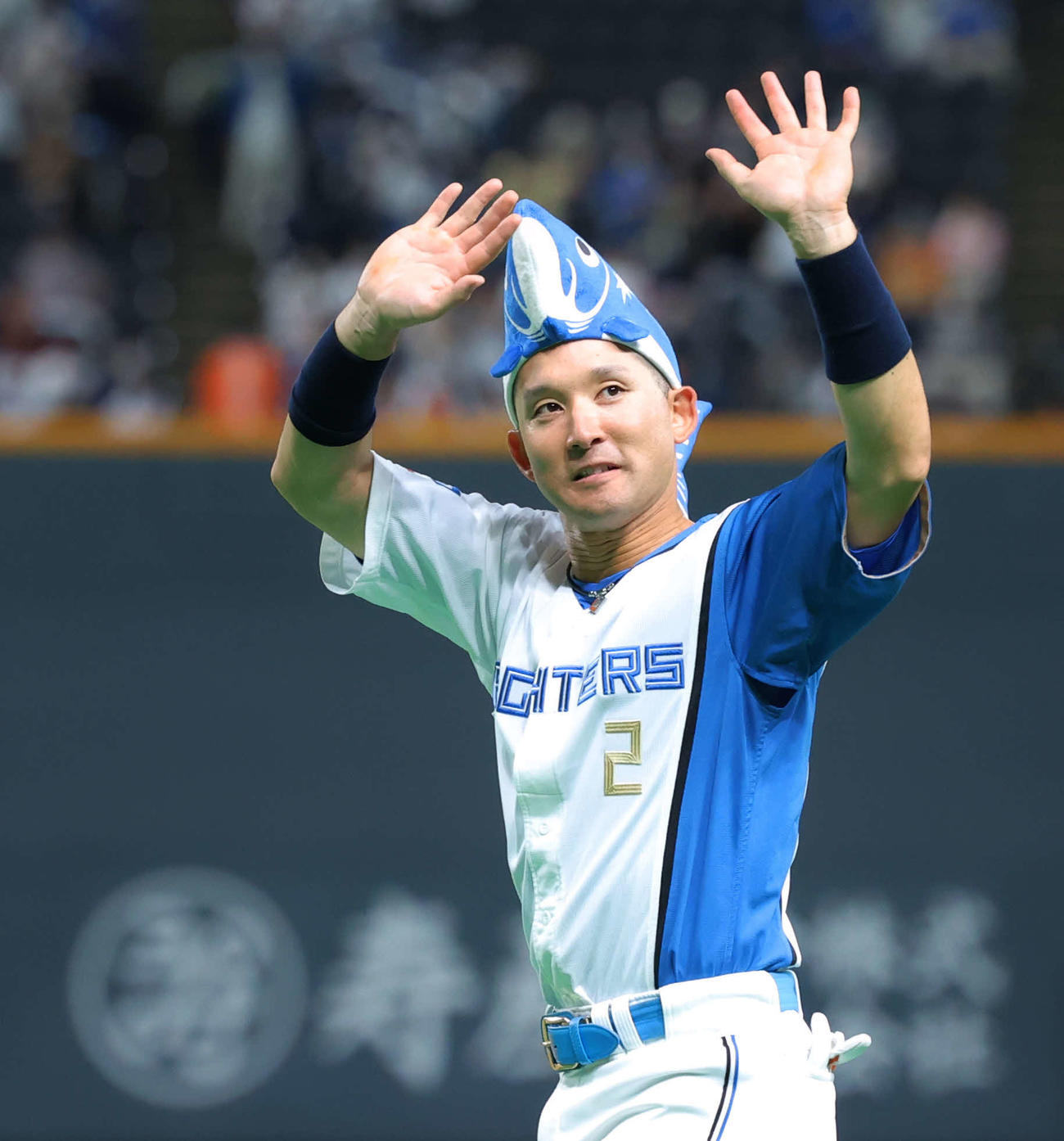 ヒーローインタビュー後「しゃけまる」のかぶり物で場内一周する杉谷（撮影・河田真司）