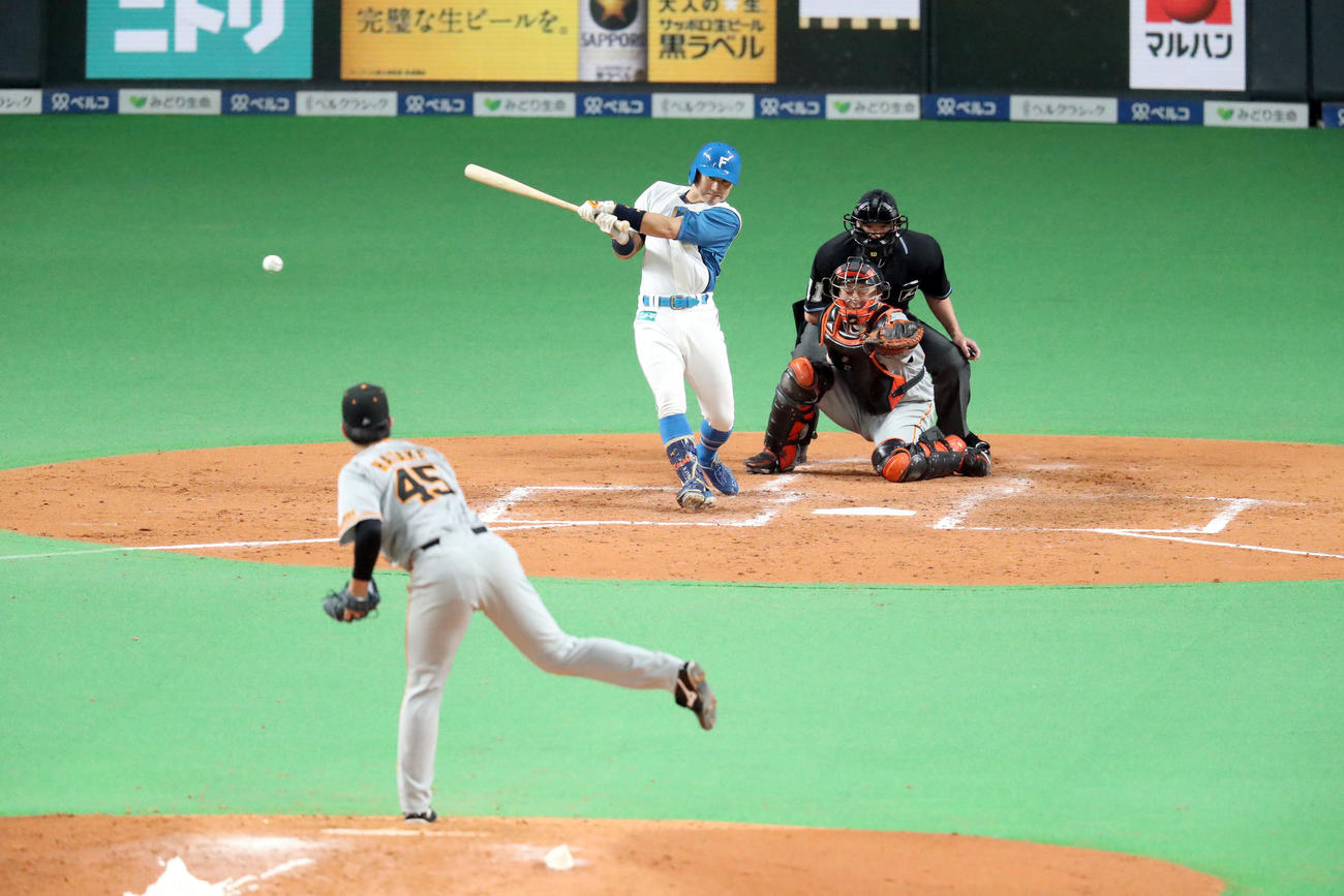 日本ハム対巨人　4回裏日本ハム無死満塁、杉谷は右前適時打を放つ。投手は畠（撮影・佐藤翔太）