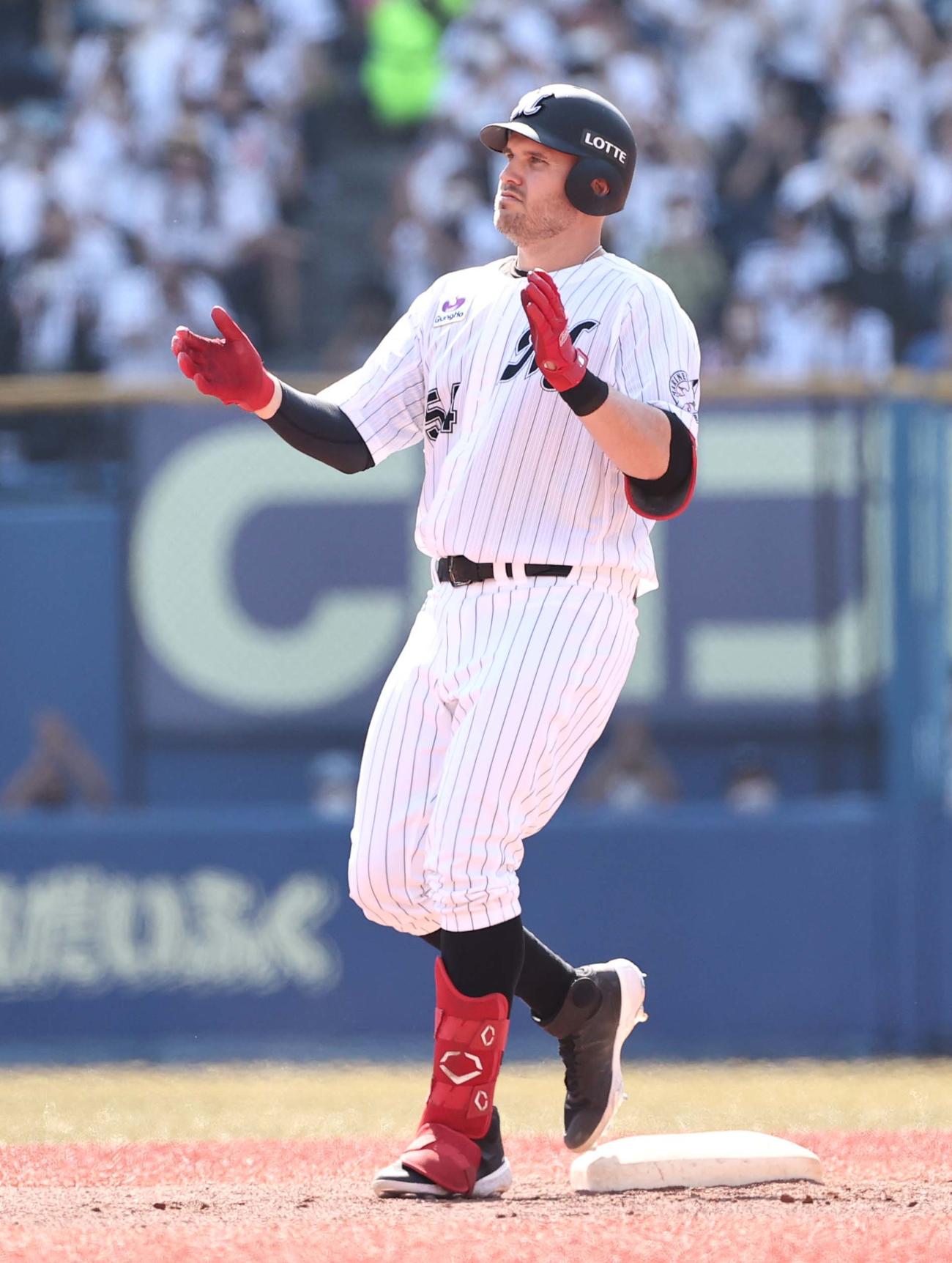 ロッテ対阪神　3回裏ロッテ2死二、三塁、右中間へ2点適時二塁打を放ったレアードは手を叩いて喜ぶ（撮影・上田博志）