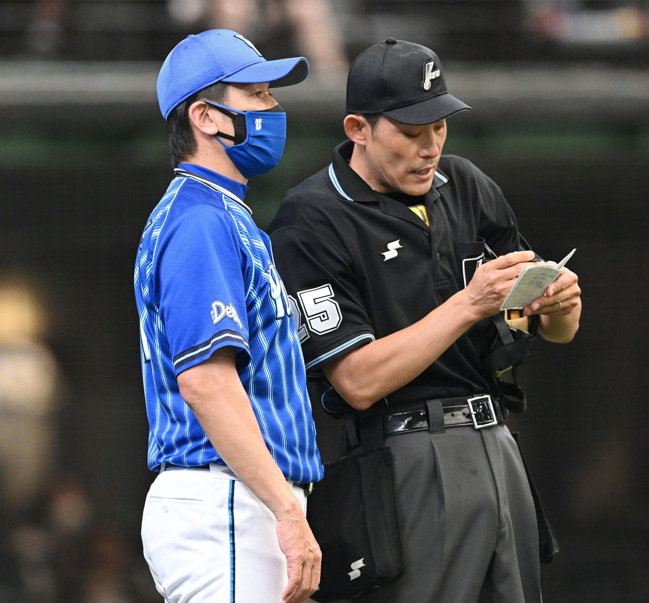 西武対DeNA　交代を伝えるDeNA三浦監督（撮影・滝沢徹郎）