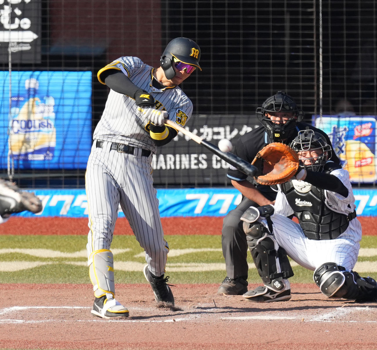 ロッテ対阪神　8回表阪神1死二塁、右越えに2点本塁打を放つ佐藤輝（撮影・菅敏）
