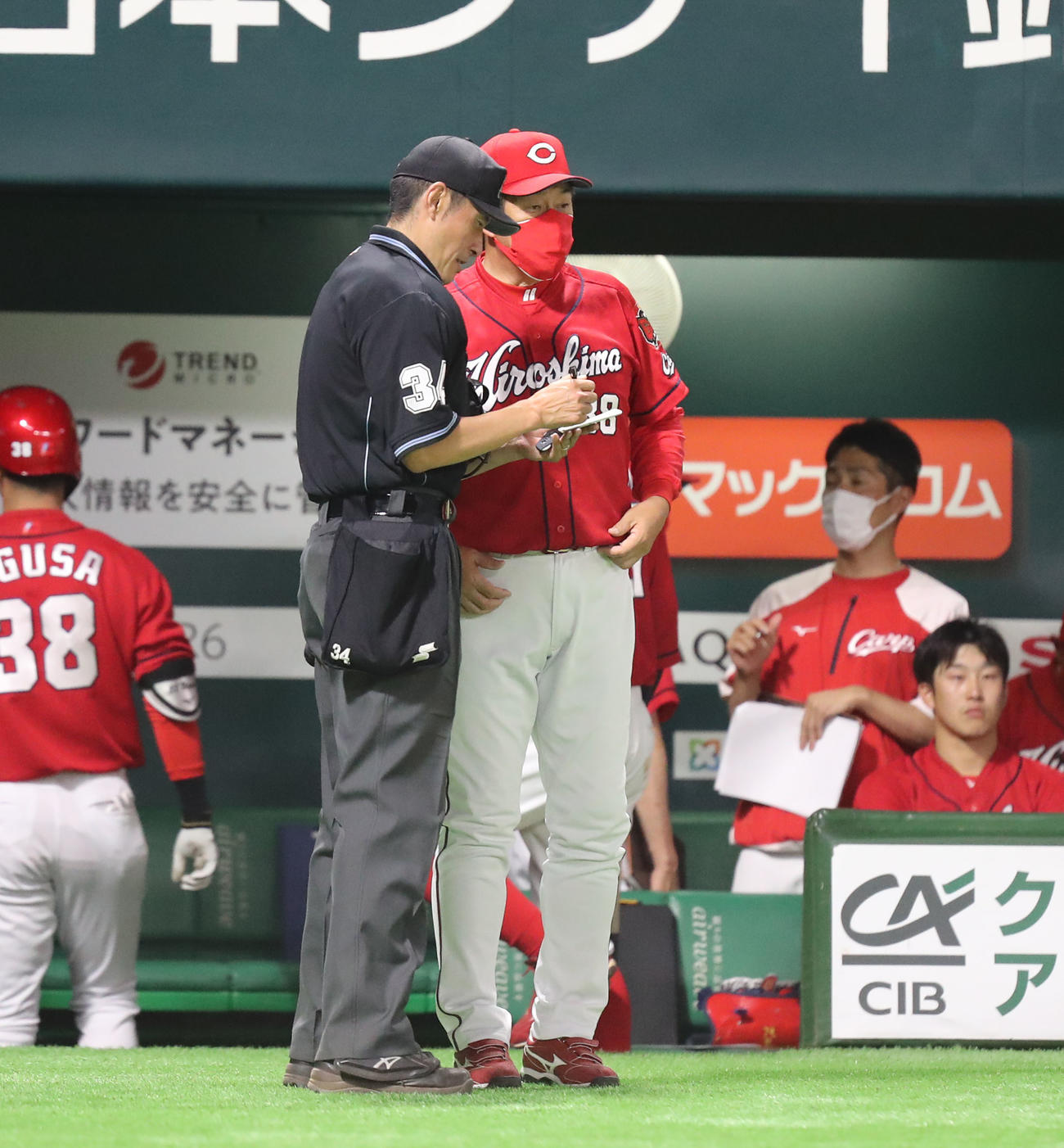 ソフトバンク対広島　7回裏に投手の交代を告げる佐々岡監督（撮影・屋方直哉）