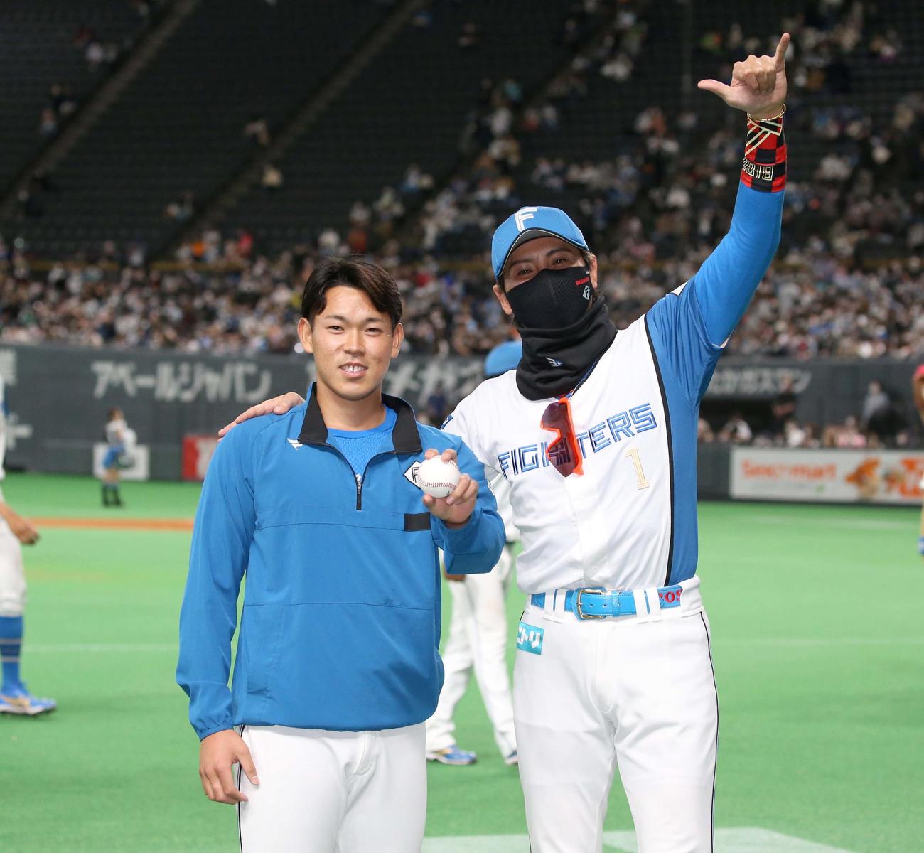 日本ハム対巨人　プロ初勝利を挙げ新庄監督に祝福される根本（撮影・黒川智章）