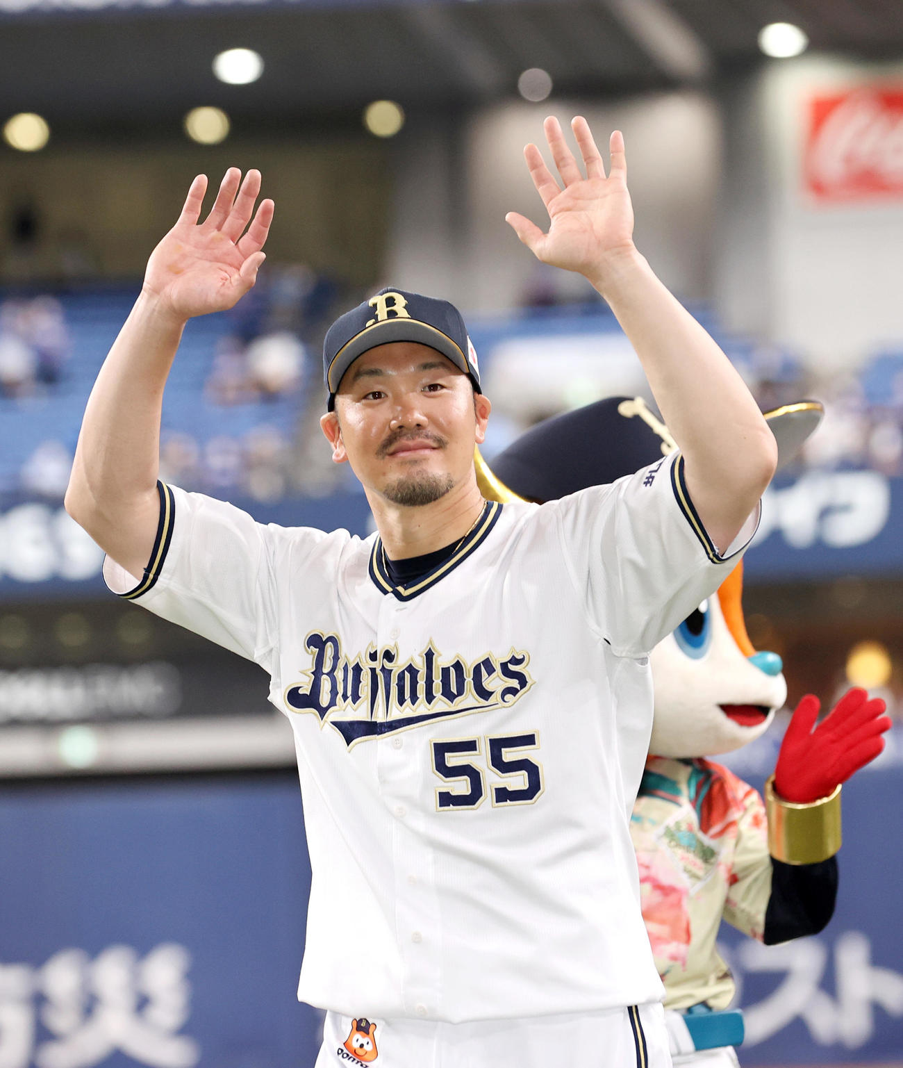 オリックス対中日　ヒーローのT－岡田はファンの声援に応える（撮影・上山淳一）