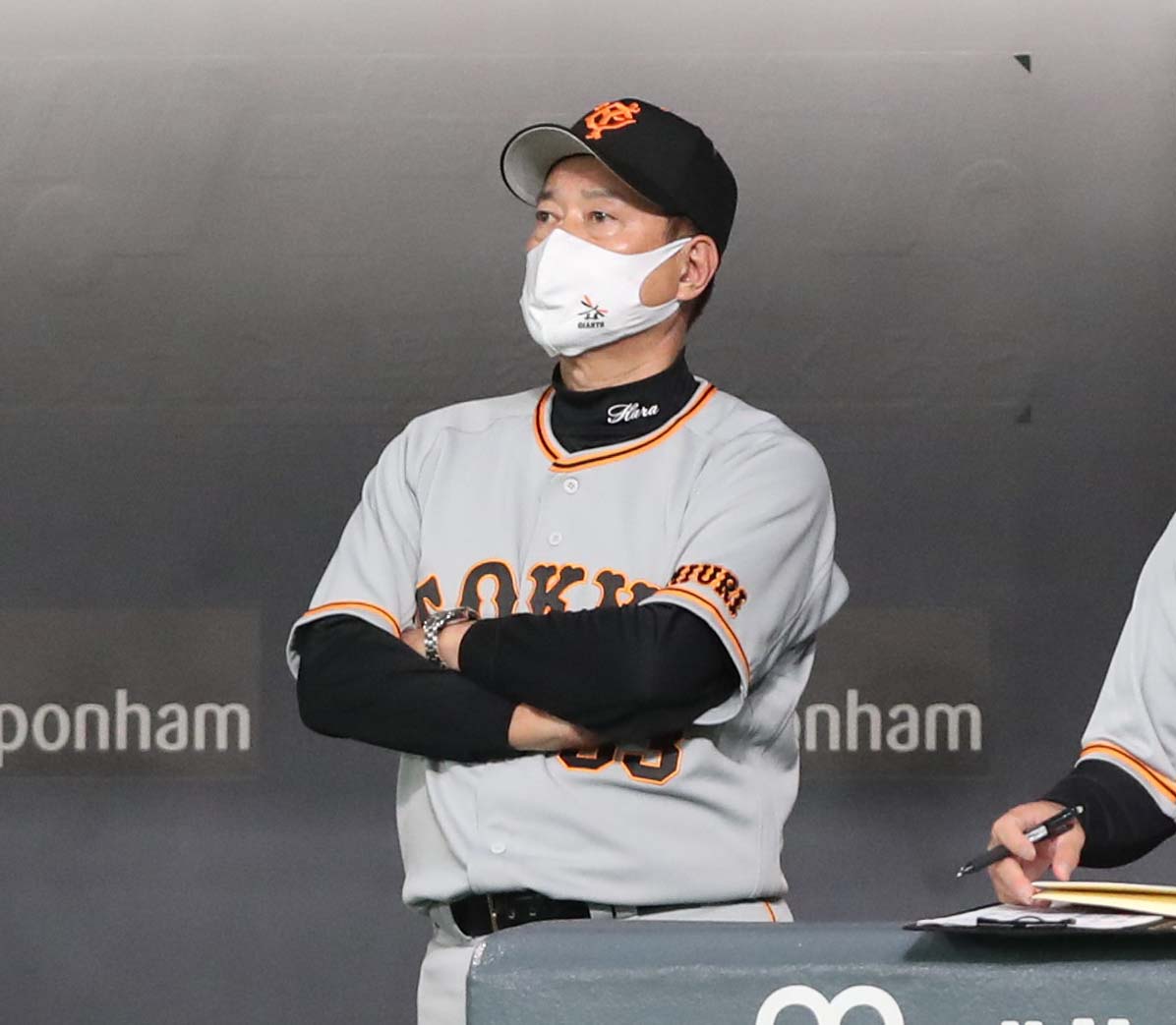 日本ハム対巨人　ベンチで渋い表情の原監督（撮影・黒川智章）