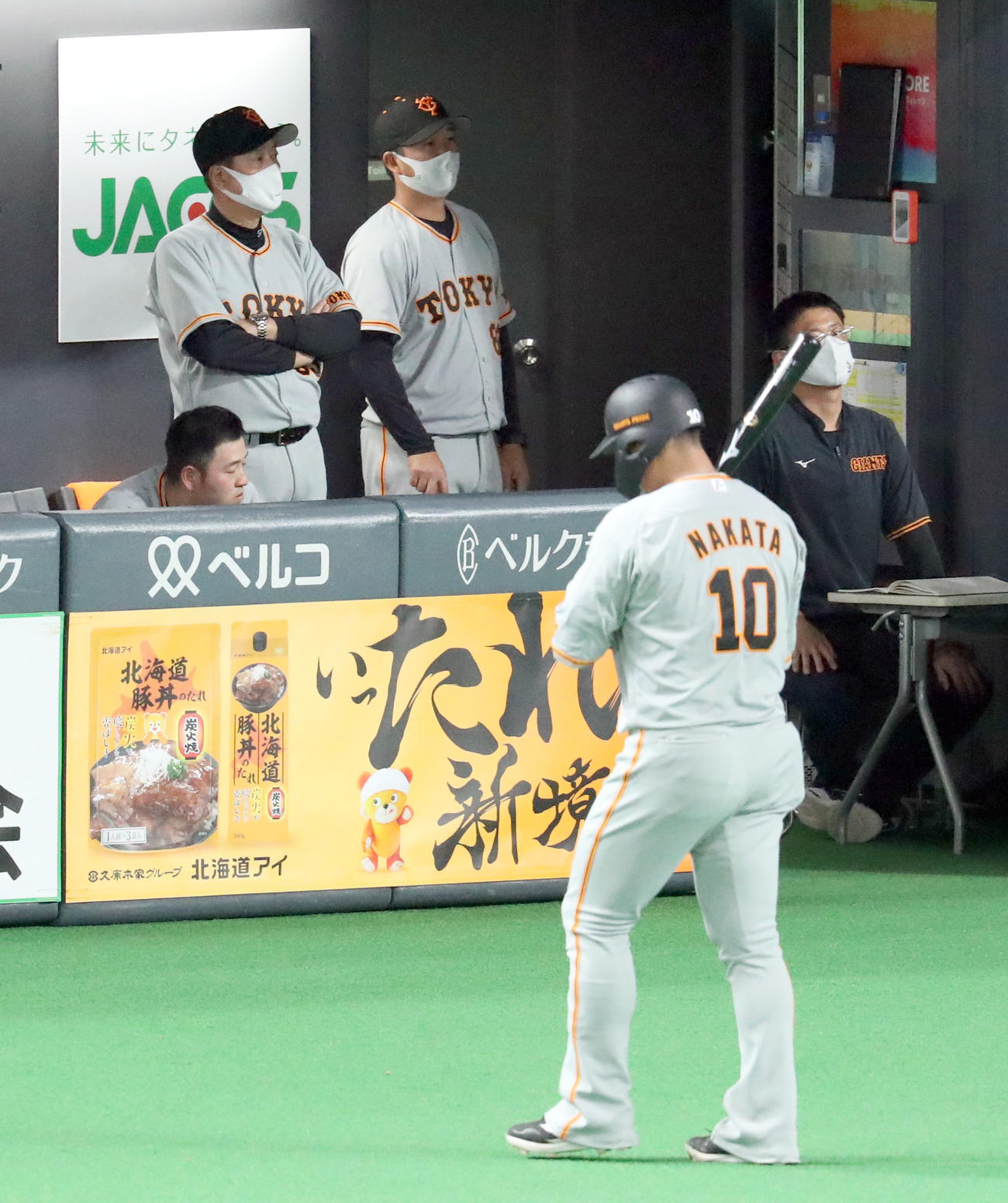 日本ハム対巨人　9回表巨人1死、中田は三振に終わる。左後方は原監督（撮影・佐藤翔太）
