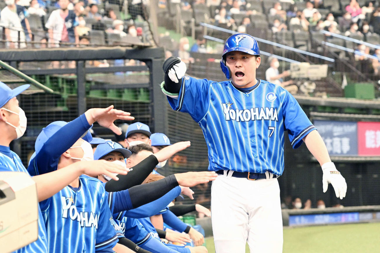 西武対DeNA 6回表DeNA2死、ソロ本塁打を放った佐野（右）は生還しナインと喜ぶ（撮影・滝沢徹郎）