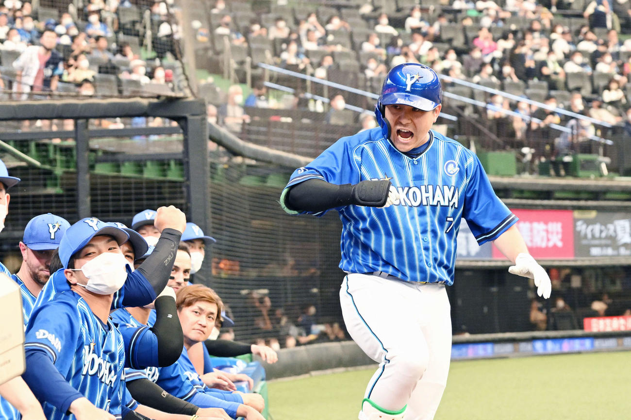 西武対DeNA 6回表DeNA2死、ソロ本塁打を放った佐野（右）は生還しポーズを決める（撮影・滝沢徹郎）