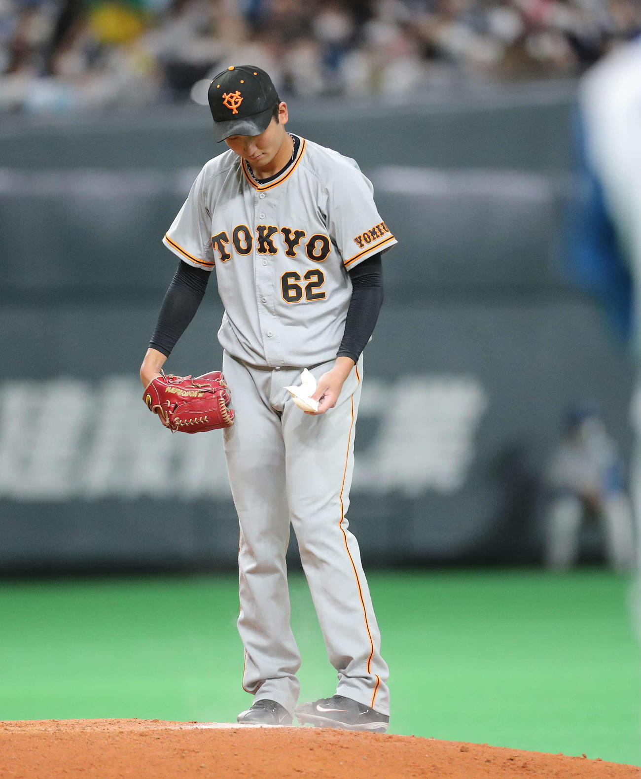 日本ハム対巨人　2回裏日本ハム1死二、三塁、杉谷の遊ゴロの間に追加点を許しマウンドでうつむく横川（撮影・河田真司）