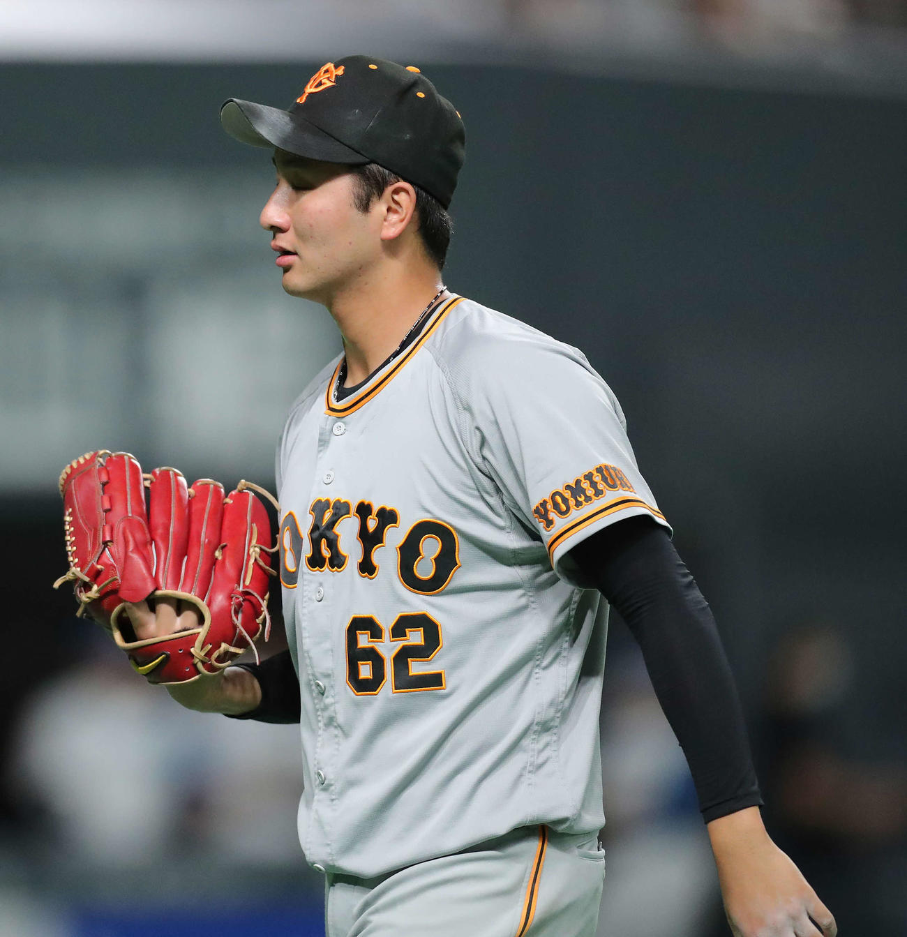 日本ハム対巨人　4回裏日本ハム無死満塁、降板する横川（撮影・河田真司）
