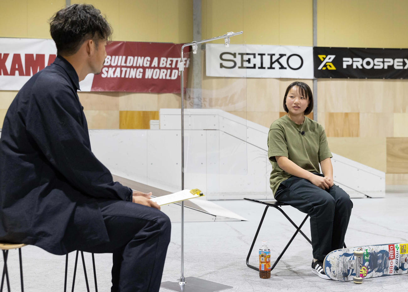 鳥谷敬氏（左）と対談するスケートボーダーの西矢椛（撮影・前田充）