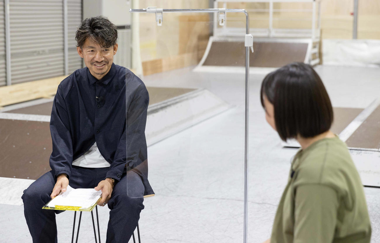 スケートボーダーの西矢椛（右）と対談する鳥谷敬氏（撮影・前田充）